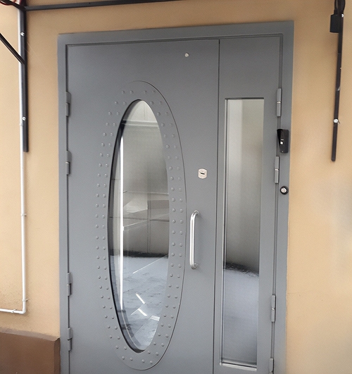 Дверь с фигурными стеклами Дверь с фигурными стеклами