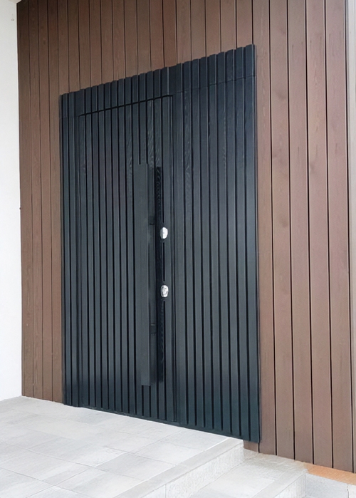 Дверь с рейками и длинной ручкой Дверь с рейками и длинной ручкой