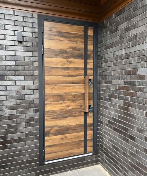 Со шпоном Со шпоном