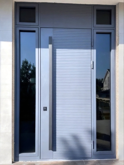 Дверь с боковыми вставками Дверь с боковыми вставками