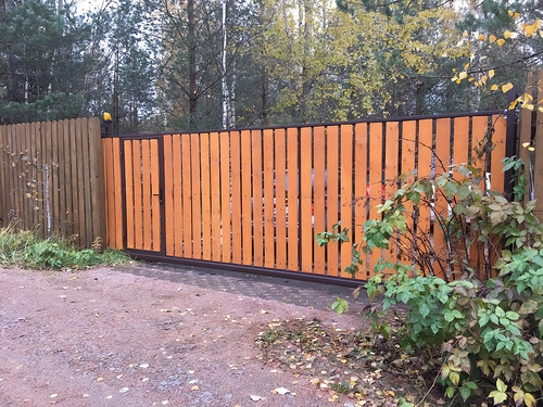 Откатные ворота с отделкой деревом