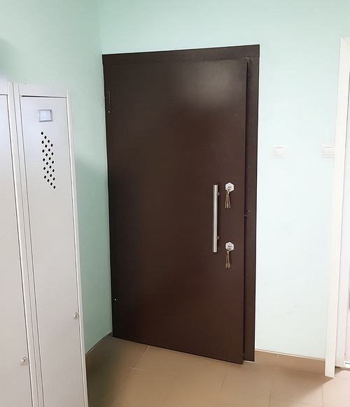 Коричневая бронедверь Коричневая бронедверь